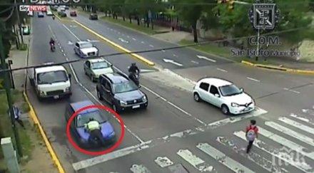 буйна шофьорка качи катаджия предния капак вози 400 метра видео