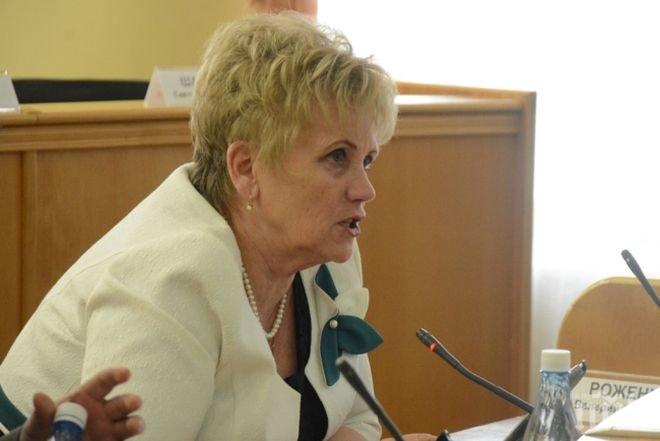 ШОК! Депутатка навлече меча кожа на официално мероприятие (СНИМКИ)