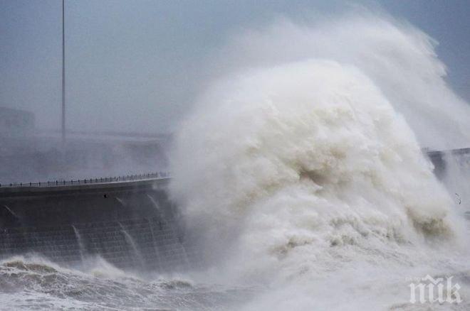 Бурята Ангъс удари Великобритания с бурни ветрове и проливни дъждове, които предизвикаха наводнения