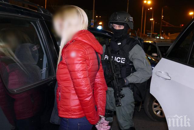 УДАРЪТ НА ГДБОП! Спецченгетата тръшнаха руса мацка, участвала в сделката за продажба на оръжие – полицията спипала 50 картечни пистолета „Узи“ (СНИМКИ/ВИДЕО) УДАРЪТ НА ГДБОП! Спецченгетата тръшнаха руса мацка, участвала в сделката за продажба на оръжие – полицията спипала 50 картечни пистолета „Узи“ (СНИМКИ/ВИДЕО)