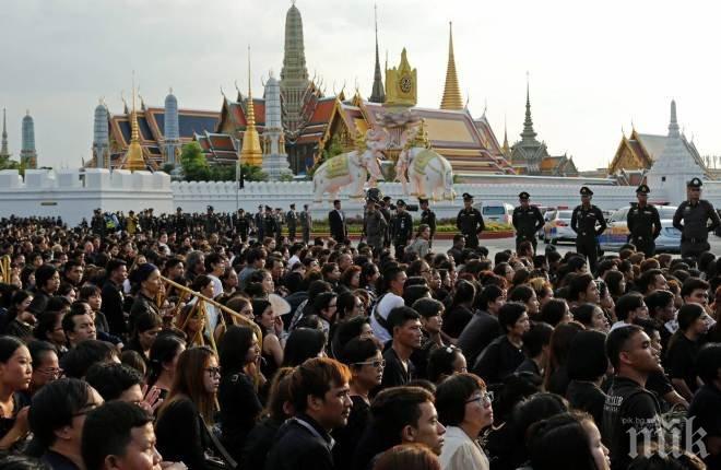 ПЪЛЕН УЖАС! Подобие на човек изпълзя след 40 години изолация, за да отдаде почит на мъртвия тайландски крал (СНИМКА)