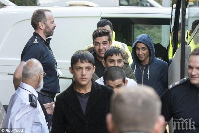 ХВАНАХА ИМ ЦАКАТА! Лондон ограничава по възраст децата бежанци от Кале