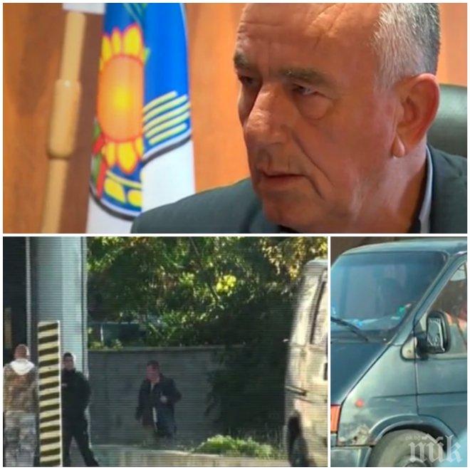 Кметът, експлоатирал общински служители на частния си имот, мълчи като истукан