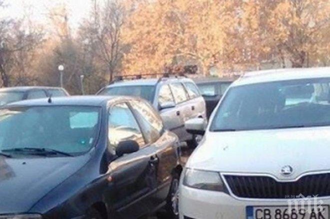 КЛАСИКА В ЖАНРА! Вижте как паркира нагъл софиянец в Пловдив... (СНИМКИ)