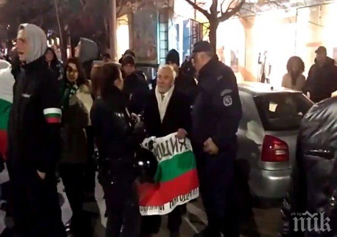 САМО В ПИК! Протестиращите изригнаха: Падне ли „Лъвов мост”, ще падне и България! (СНИМКИ/ВИДЕО)
