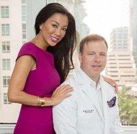 Пластичен хирург използва съпругата си като 