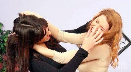 див екшън петричко разярени жени потрошиха съселянка дървени пръчки