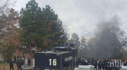 напрежението остава продължават преговорите бежанците харманли