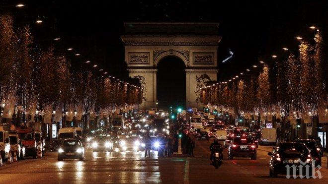Запалиха коледните светлини на Шанз Елизе