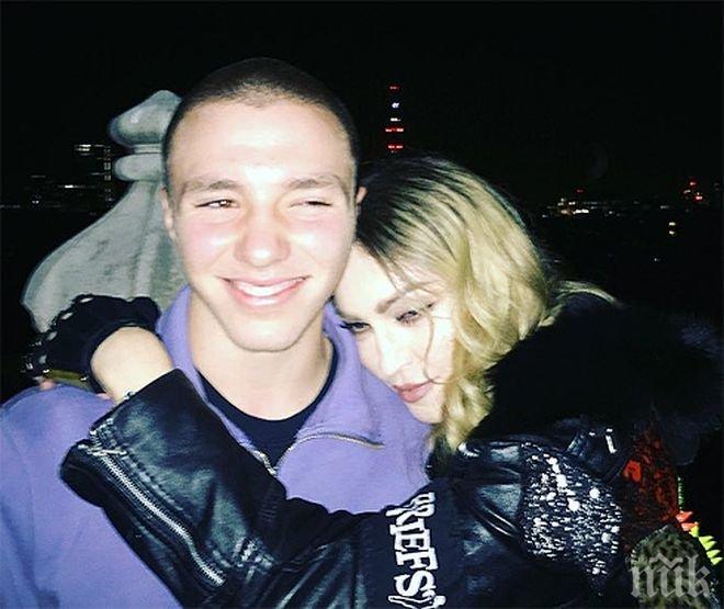 Закопчаха сина на Мадона с марихуана