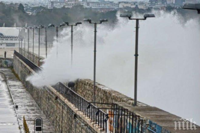 Заплахата за цунами в Япония остава само по крайбрежието