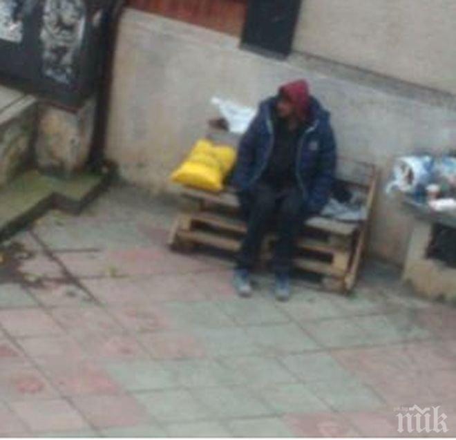 Спаска от Света Троица: Крастав бежанец спи на пейката пред блока!