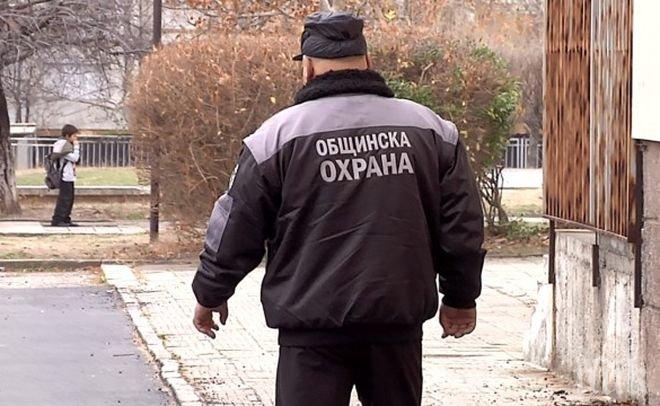 Шок в Сливен! Млад мъж преби ученик, заплашва тийнейджъри, че ще им отреже главите
