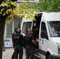 Сръбските полицаи закопчаха 3-ма българи-трафиканти на бежанци 
