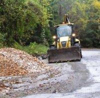 Скално свлачище затвори част от рехабилитирания път за Рилския манастир 