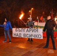 ПОЛИЦИЯТА НА ЗЪБИ И НОКТИ! Патриоти тръгнаха на шествие 