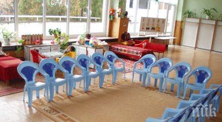 потрес учителка гаври детенце пуска тоалетнатазащото искало рисува