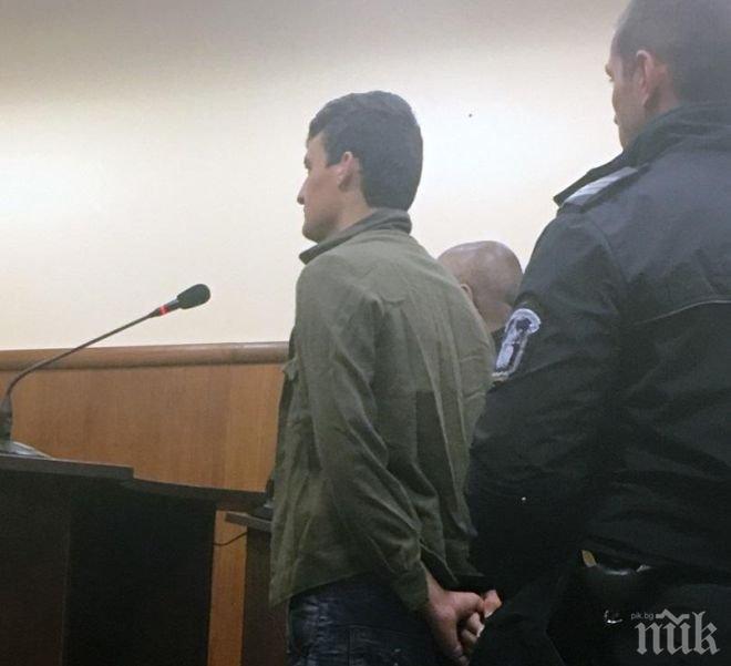 ОТ ПОСЛЕДНИТЕ МИНУТИ! Оставиха в ареста афганистанеца, запалил българското знаме