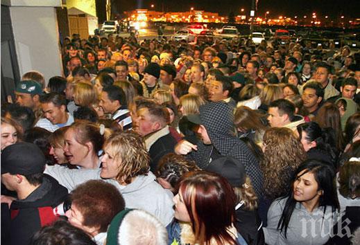Огромни тълпи и опашки за евтини стоки се вият в Пловдив (снимки)