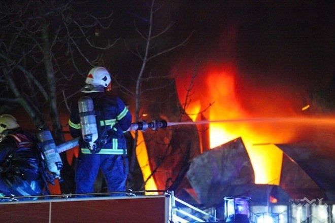 ЕКШЪН В ДУПНИЦА! Хора бягат, покривът им гори - едва спасяват забравен йоркширски териер от пламъците