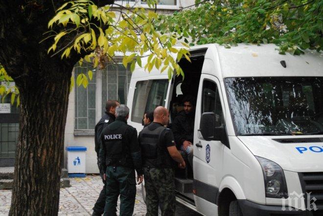 Сръбските полицаи закопчаха 3-ма българи-трафиканти на бежанци 
