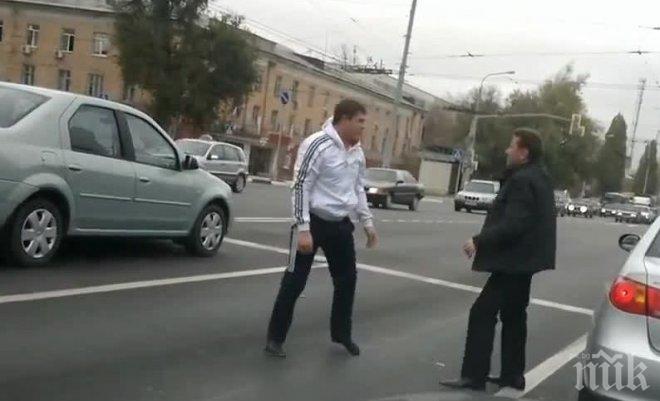 Екшън на пътя! Шофьори се млатиха заради преминаване на червено 