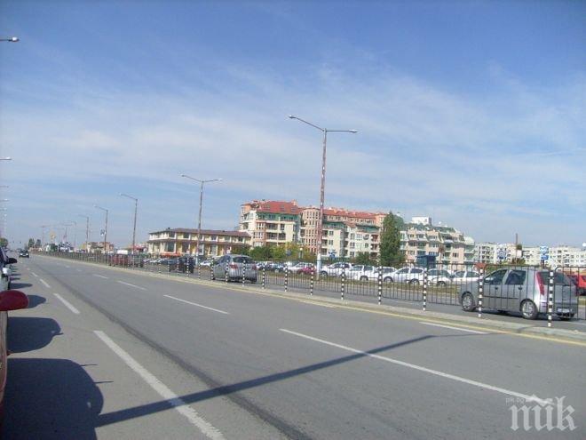 ШОК! Мъж с вид на талибан разпъна килимче в люлински рейс и замрънка ислямска молитва (СНИМКИ)