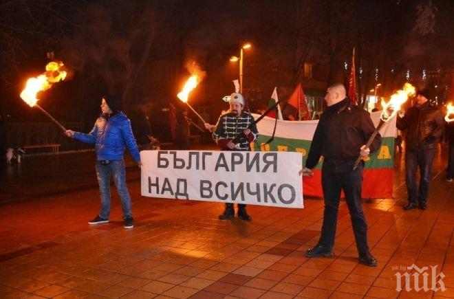 ПОЛИЦИЯТА НА ЗЪБИ И НОКТИ! Патриоти тръгнаха на шествие 