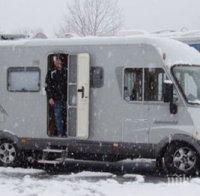 Каравани, неподготвени за пътуване върху сняг затвориха пътя Мездра-Ботевград