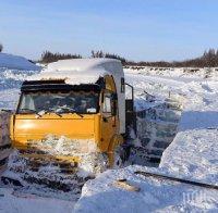 Кошмар след първия сняг! Камион едва не помете бензиностанция, бус падна в река