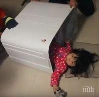 УЖАС! Дете се заклещи в пералня, огнеборци едва го измъкнаха (ВИДЕО)