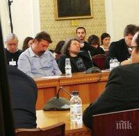 Хит в нета! Сценарист на Слави захърка на дискусията за мажоритарния вот (СНИМКА) 