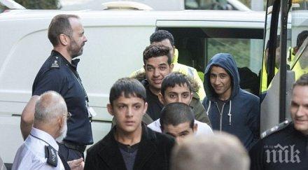 първо лице добри хора дават храна дрехи бежанци отблагодаряват кражби магазина селото