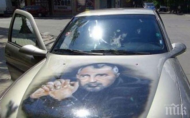 Катастрофира опелът с лика на Бойко Борисов (СНИМКИ)