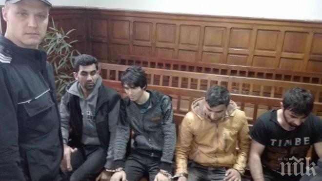 Постоянен арест за петима от мигрантите, обвинени за размириците в Харманли