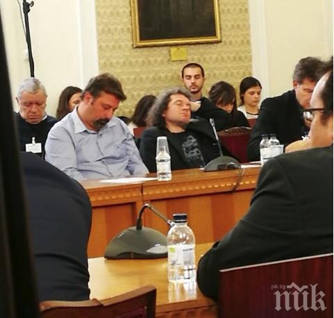 Хит в нета! Сценарист на Слави захърка на дискусията за мажоритарния вот (СНИМКА) 