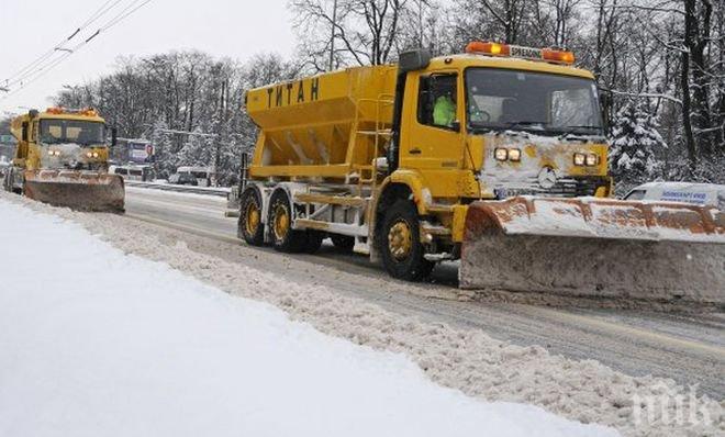 Обработват улиците за градския транспорт в София преди края на работния ден