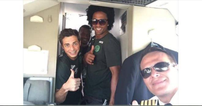 РАЗТЪРСВАЩО! Футболисти на Чапекоензе си направили селфи с пилота минути преди трагедията 