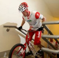 Поляк изкачи небостъргач в Шанхай с велосипед