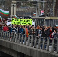 Аспаруховият мост във Варна блокиран от 2000 протестиращи