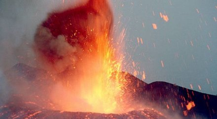 вулканът етна изхвърли фонтан лава