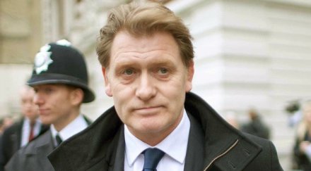 съветник британския военен министър закопчан сбиване бар