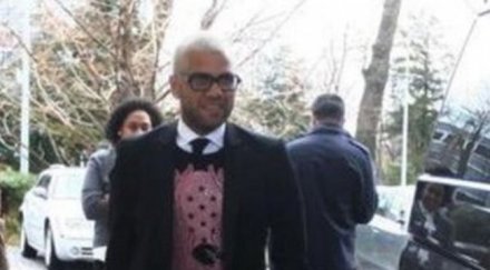 дани алвеш пее химна барса ръка сърцето видео