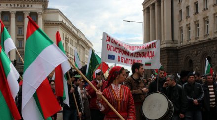 усмиряват протестите две три партийки