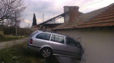 пенсионер заби колата къща