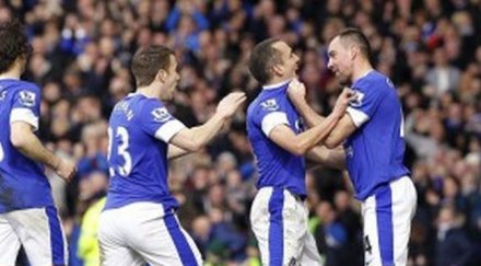 евертън отдалечи манчестър сити титлата ценна победа