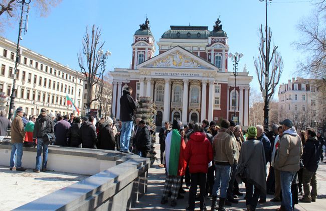 Протестът се разпадна, 20 души пред Народния театър (Снимки)