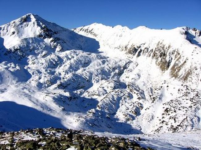 Спасители търсят с куче през нощта загубил се сноубордист