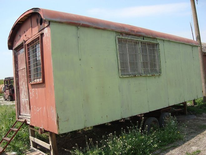 Откриха мъртва жена във фургон