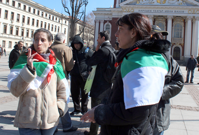 Тройно разцепление на протестиращите - да правят ли партия, или не